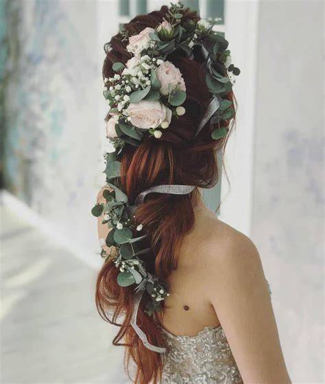 Sposa in abito bohémien con fiori tra i capelli