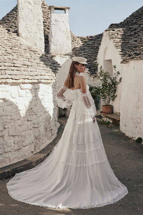 Dettagli di pizzo su abito da sposa boho