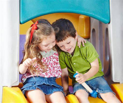 Bambini che giocano in un ristorante