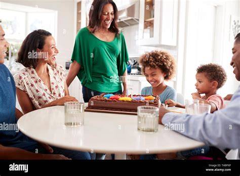 famiglia riunita attorno a un tavolo