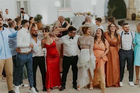 invitati che ridono durante un matrimonio