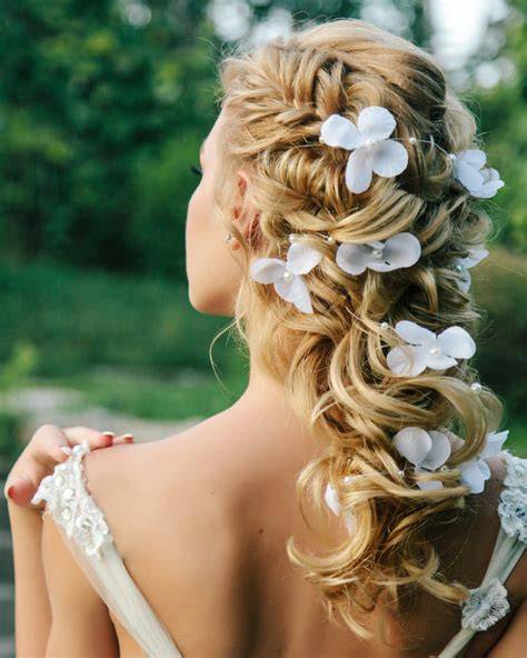 Acconciature sposa capelli sciolti con fiori