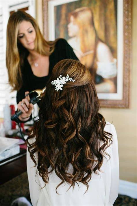 Sposa con capelli sciolti mossi e finitura glossy