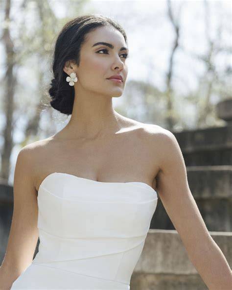 Sposa con riga laterale profonda e onde