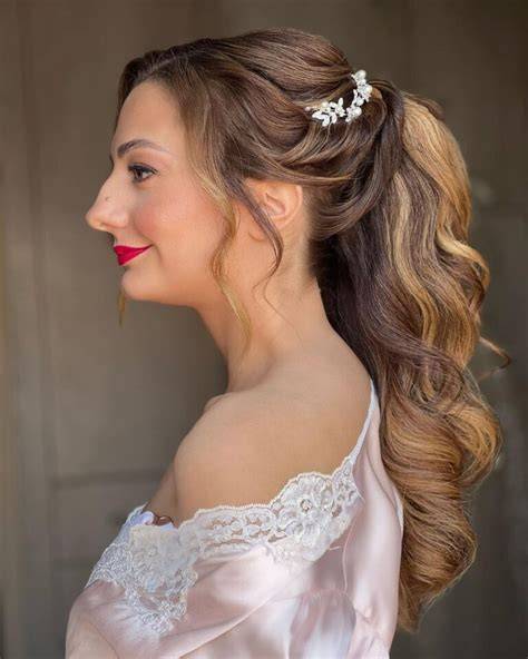 Sposa con coda bassa e onde