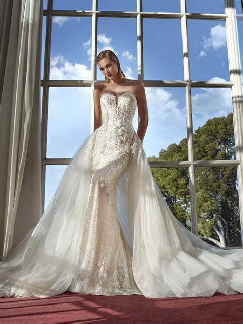 Dettagli di un abito da sposa Pronovias con pizzo