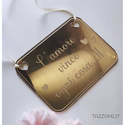 Paggetto con lavagnetta personalizzata all'altare