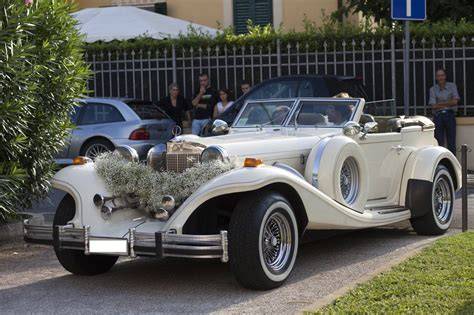 Esempi di auto da matrimonio decorate