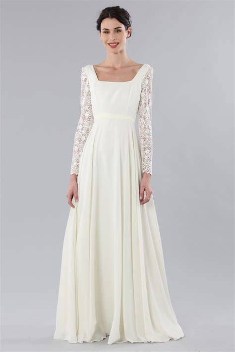 Dettagli in pizzo su abito da sposa stile impero