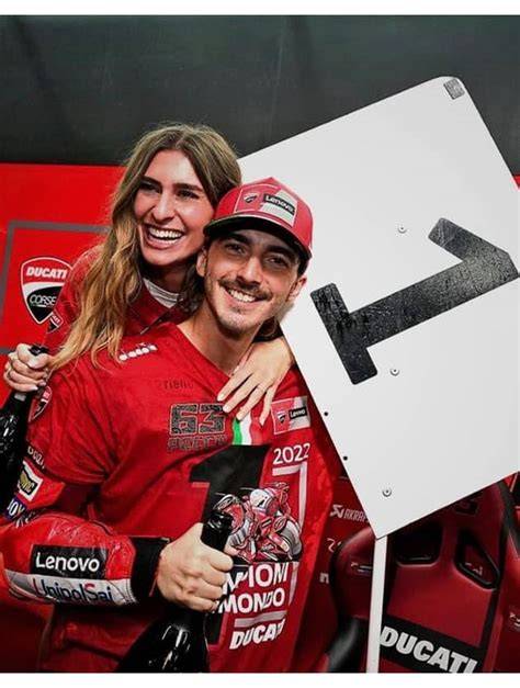 Pecco Bagnaia e Domizia Castagnini con il loro cane