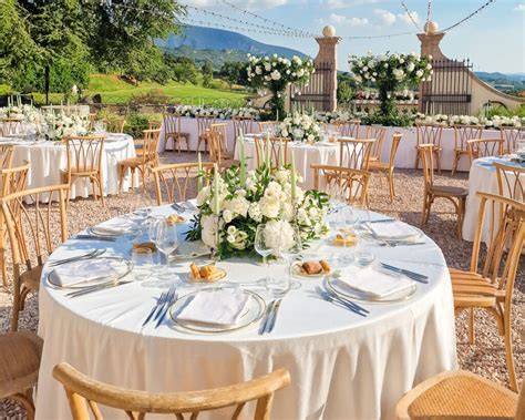 Collage di immagini che rappresentano diversi stili di matrimonio: rustico, elegante, moderno