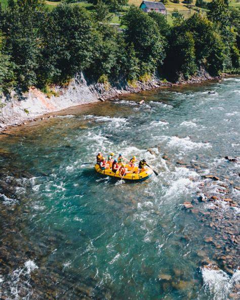 Coppia che fa rafting su un fiume