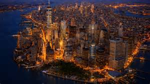 Panorama notturno di una città europea con locali