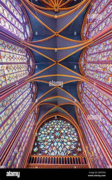 Interno della Thomas Guy Chapel con vetrate colorate