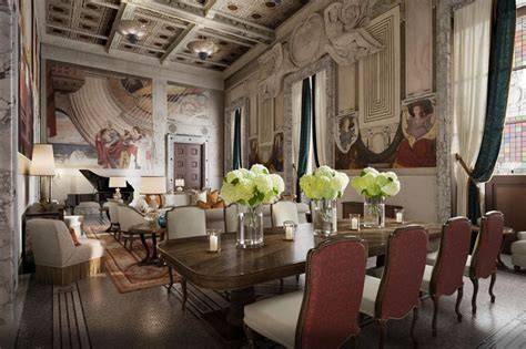 Interno lussuoso del Corinthia Rome con affreschi storici