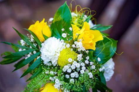 Bouquet di nozze d'oro con rose gialle e bianche