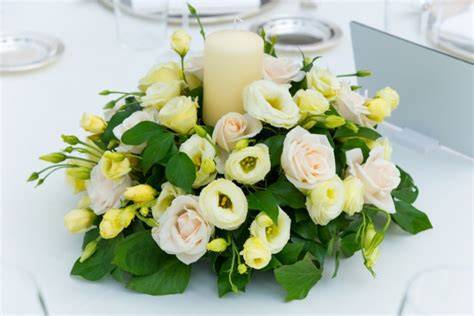 Centrotavola con fiori dorati e candele per nozze d'oro