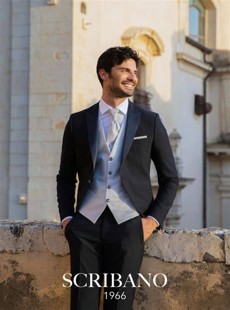 Dettagli personalizzati di un abito da sposo