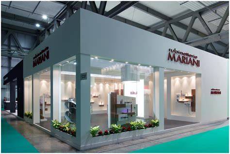 Stand espositivi curati nei dettagli a una fiera sposi