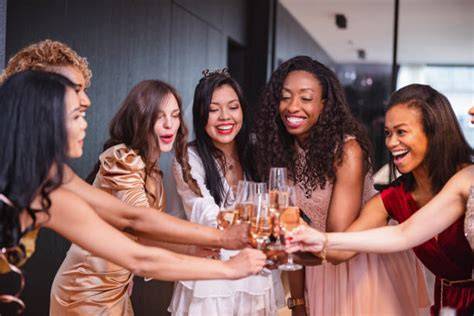 Amiche che brindano durante un addio al nubilato