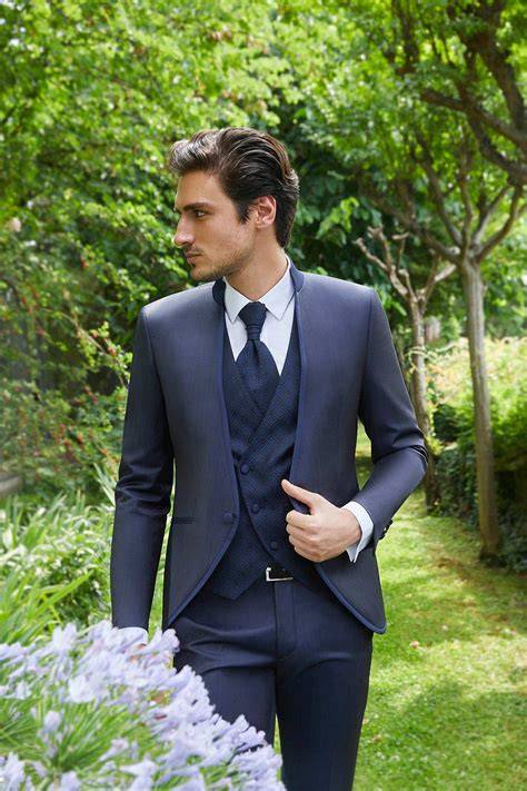 Abito da sposo blu navy elegante