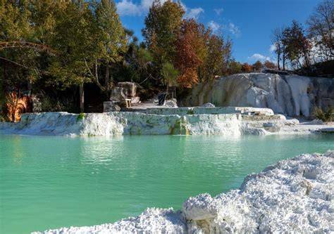 Piscina termale con acqua sulfurea bianca