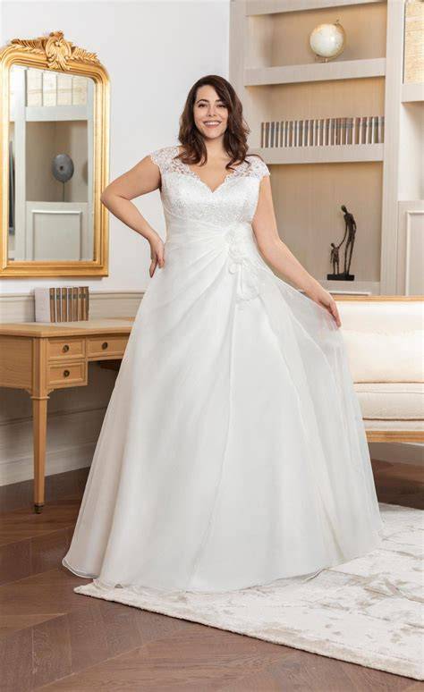 Modelli di abiti da sposa per taglie forti