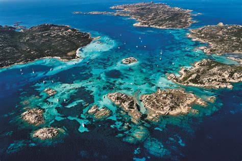 Panorama dell'arcipelago della Maddalena con mare cristallino e isole