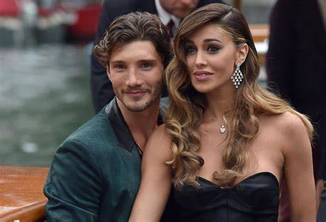 Stefano De Martino e Belen Rodriguez sorridenti