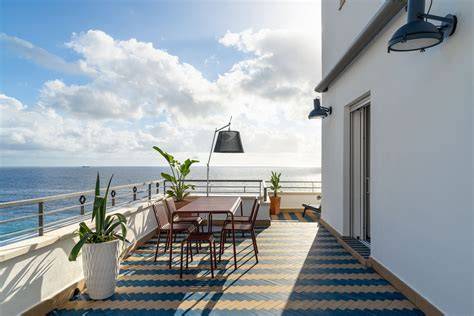 Discoteca all'aperto con vista mare