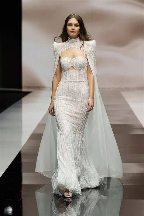 Sfilata di abiti da sposa invernali con mantella