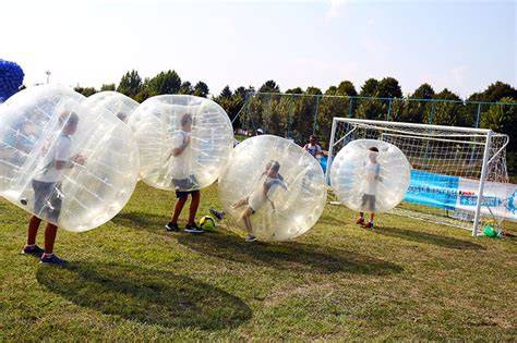 Persone che giocano a Bubble Football