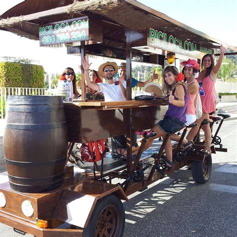 Coppia che brinda su una Beer Bike