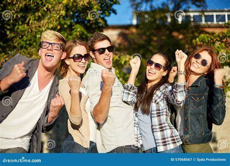 Gruppo di amici felici che brinda