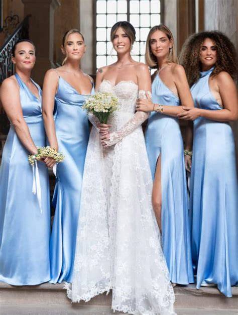 Gruppo di damigelle con la sposa