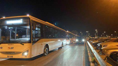 Pullman moderno in aeroporto