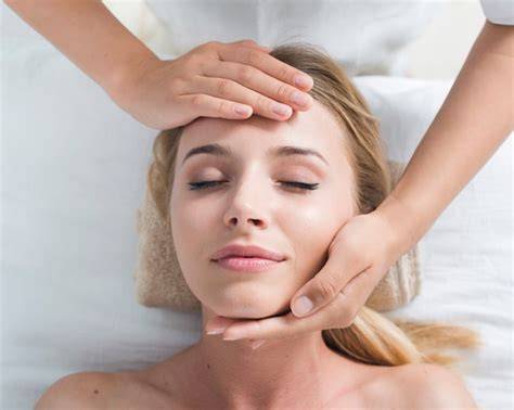 Donna che riceve un massaggio rilassante in una spa