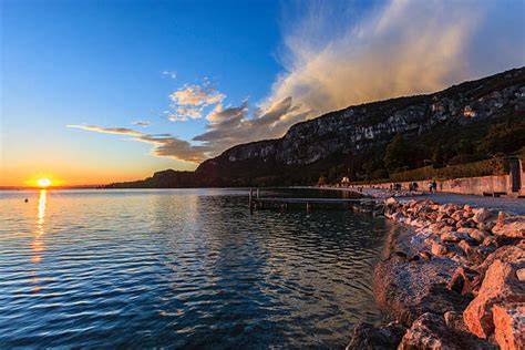 Vista panoramica del Lago di Garda al tramonto