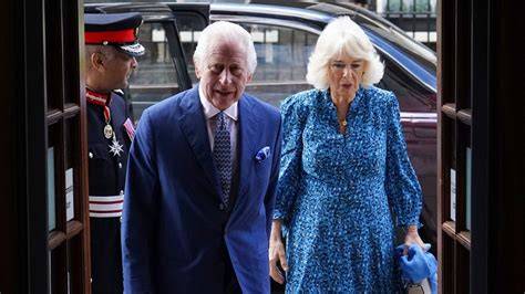 La Regina Camilla con i suoi paggetti d'onore