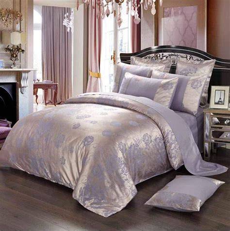 Esempi di biancheria da letto di lusso: lino, seta, pizzo