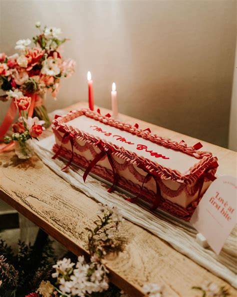 Torta nuziale a tema zombie con decorazioni macabre