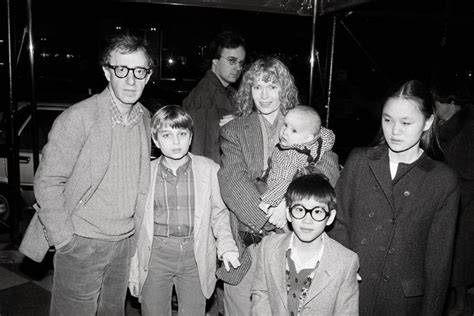 Mia Farrow e Woody Allen con alcuni dei loro figli adottivi