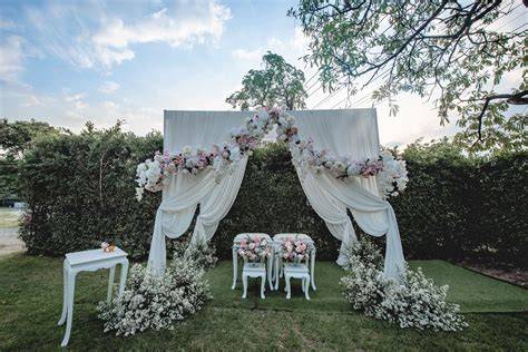 Allestimento floreale per matrimonio all'aperto