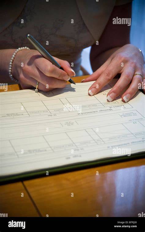 Coppia che firma il registro del matrimonio