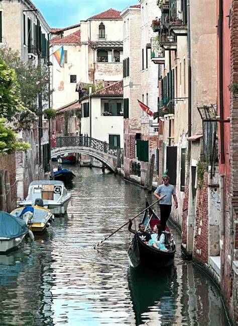 Coppia romantica su una gondola a Venezia