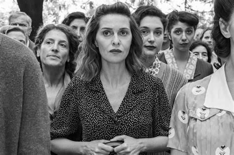 Paola Cortellesi in una scena comica
