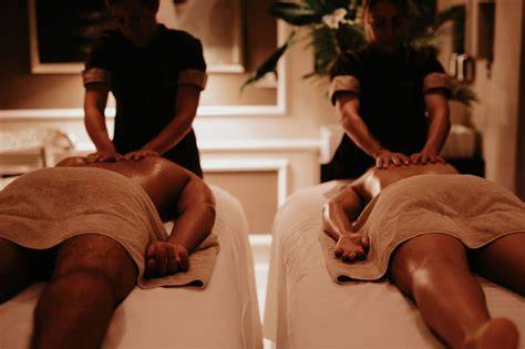 Coppia che riceve un massaggio rilassante in una SPA
