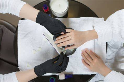 Primo piano di mani che ricevono un trattamento SPA
