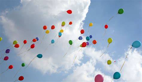 Palloncini colorati rilasciati nel cielo