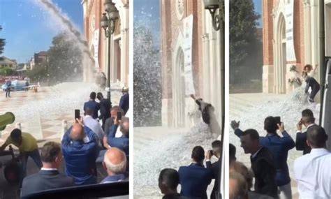 Coppia che brinda fuori dalla chiesa
